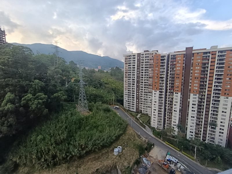 foto_104782_901271444_8707018065_ss